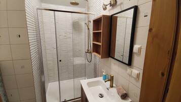 Ducha, secador de pelo, toallas y jabón