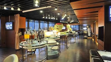 Daily buffet breakfast (CNY 28 per person)