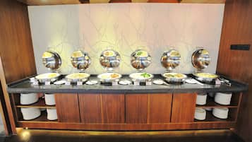Un mostrador de buffet con varios platos y un fondo de madera.