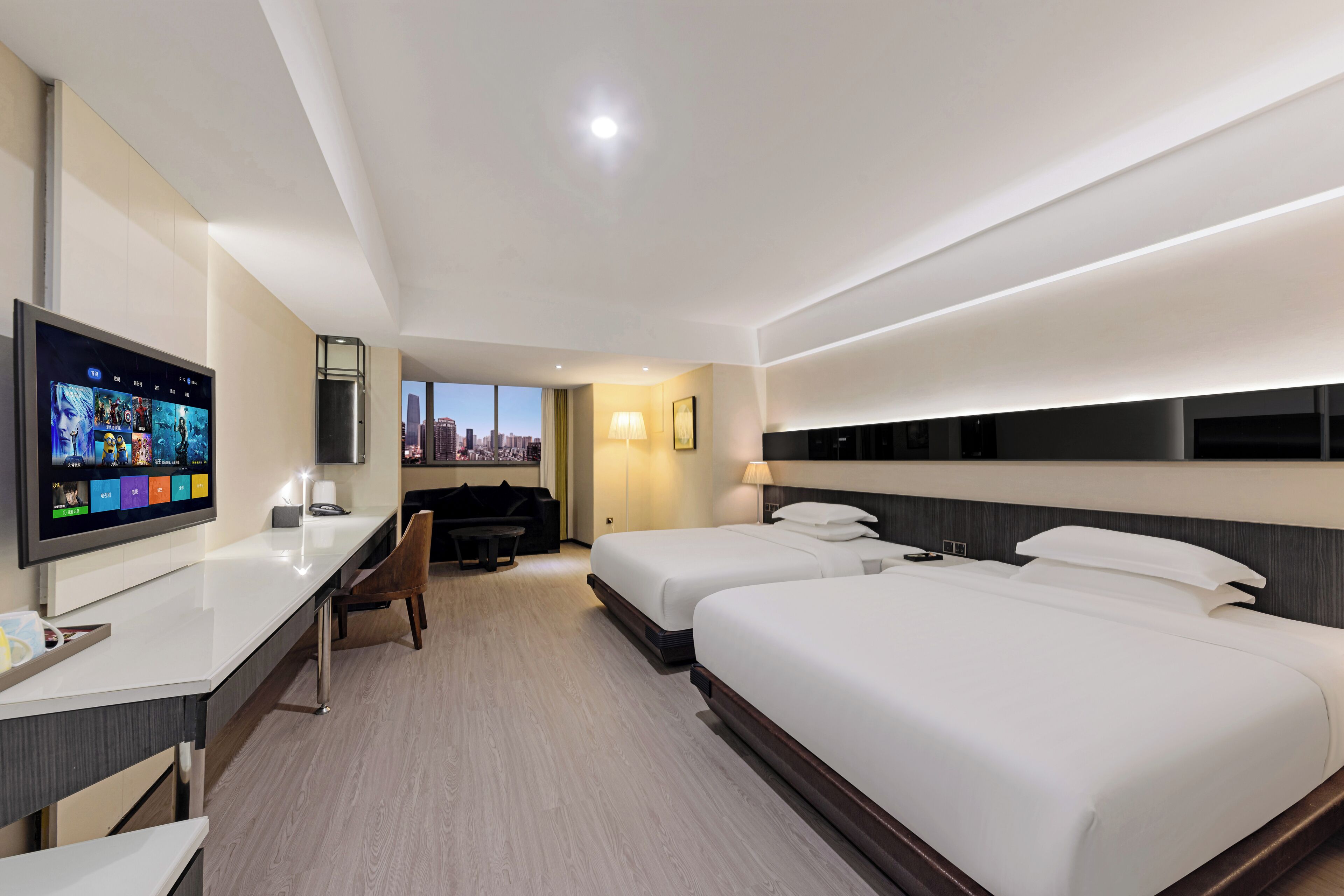 ファミリー 4 人部屋 クイーンベッド 2 台 | セーフティボックス (室内)、デスク、ノートパソコン用作業スペース、遮光カーテン