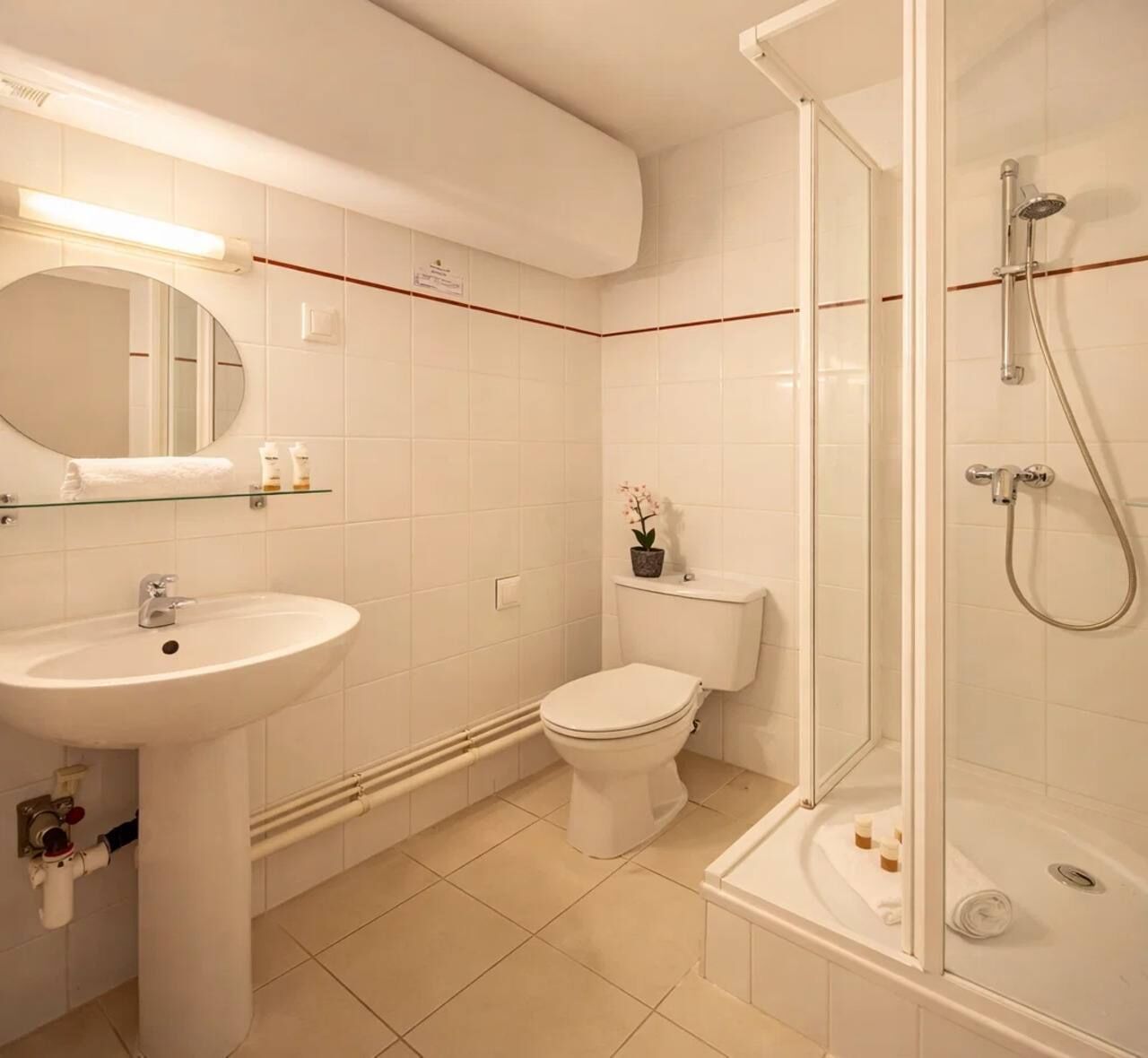 Douche, sèche-cheveux, serviettes fournies, savon