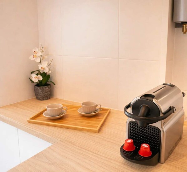 Kühlschrank, Mikrowelle, Herdplatte, Wasserkocher mit Kaffee-/Teezubehör