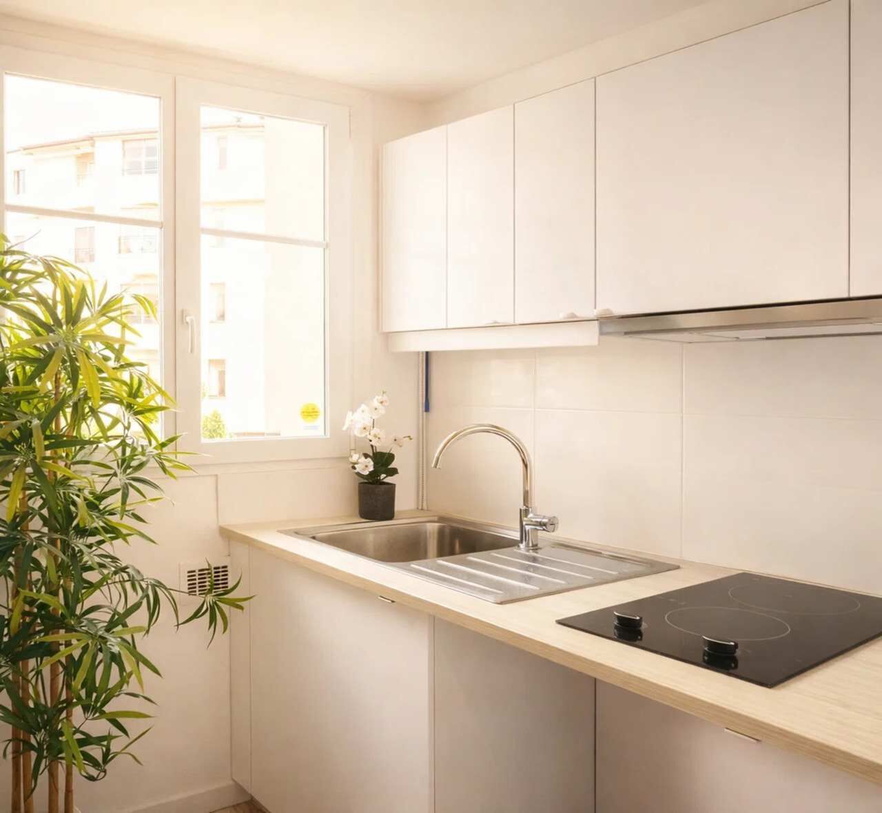 Réfrigérateur, micro-ondes, plaque de cuisson, cafetière/bouilloire