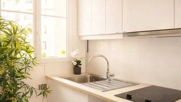 Réfrigérateur, micro-ondes, plaque de cuisson, cafetiÚre/bouilloire