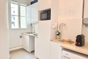 Fridge, microwave, stovetop, coffee/tea maker - Unique Parisian flat near Gare Montparnasse (Paris)