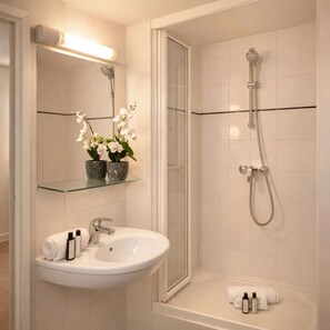 Douche, séchoir à cheveux, serviettes fournies, savon