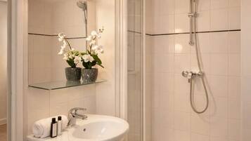 Een douche, een haardroger, handdoeken, zeep