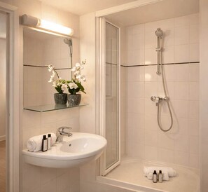 Een douche, een haardroger, handdoeken, zeep