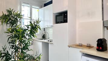 Réfrigérateur, micro-ondes, plaque de cuisson, cafetiÚre/bouilloire