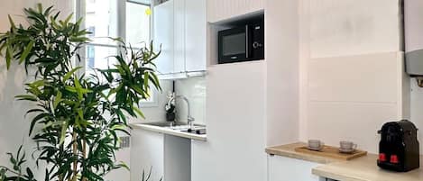 Refrigerador, microondas, parrilla de estufa y cafetera y tetera