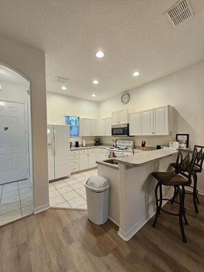 Fridge, microwave, oven, stovetop - Gated, private pool, pool table, how to train your dragon kids room (Davenport)