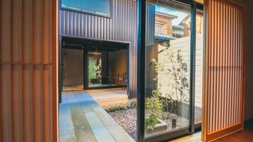 立湧/TATEWAKU:伝統的な町家の2階建てスイート 独立した湯屋と中庭付き 90平米 禁煙 | ミニバー (無料)、ノートパソコン用作業スペース、WiFi (無料)、ベッドシーツ