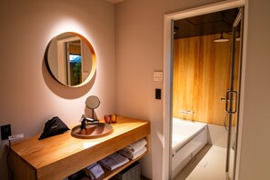 Kamer, niet-roken (YABANE) | Badkamer | Een bad/douchecombinatie, een diep bad, gratis toiletartikelen