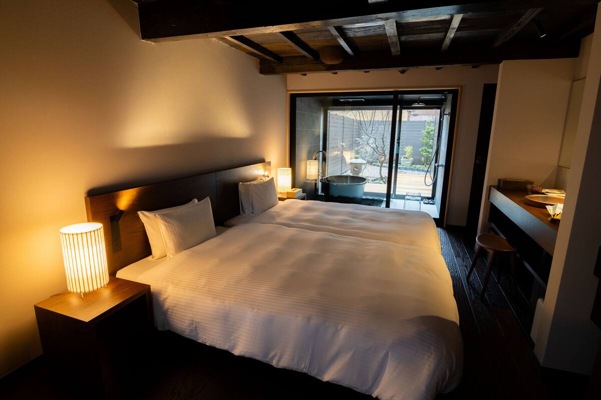 ห้องพัก, ปลอดบุหรี่, อ่างอาบน้ำ (MATSUKAWABISHI 2-Story Machiya Suite) | มินิบาร์ฟรี, พื้นที่ทำงานแบบใช้แล็ปท็อป, Wi-Fi ฟรี, ผ้าปูที่นอน