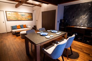 Zimmer, Nichtraucher (BISHAMON) | Essbereich im Zimmer