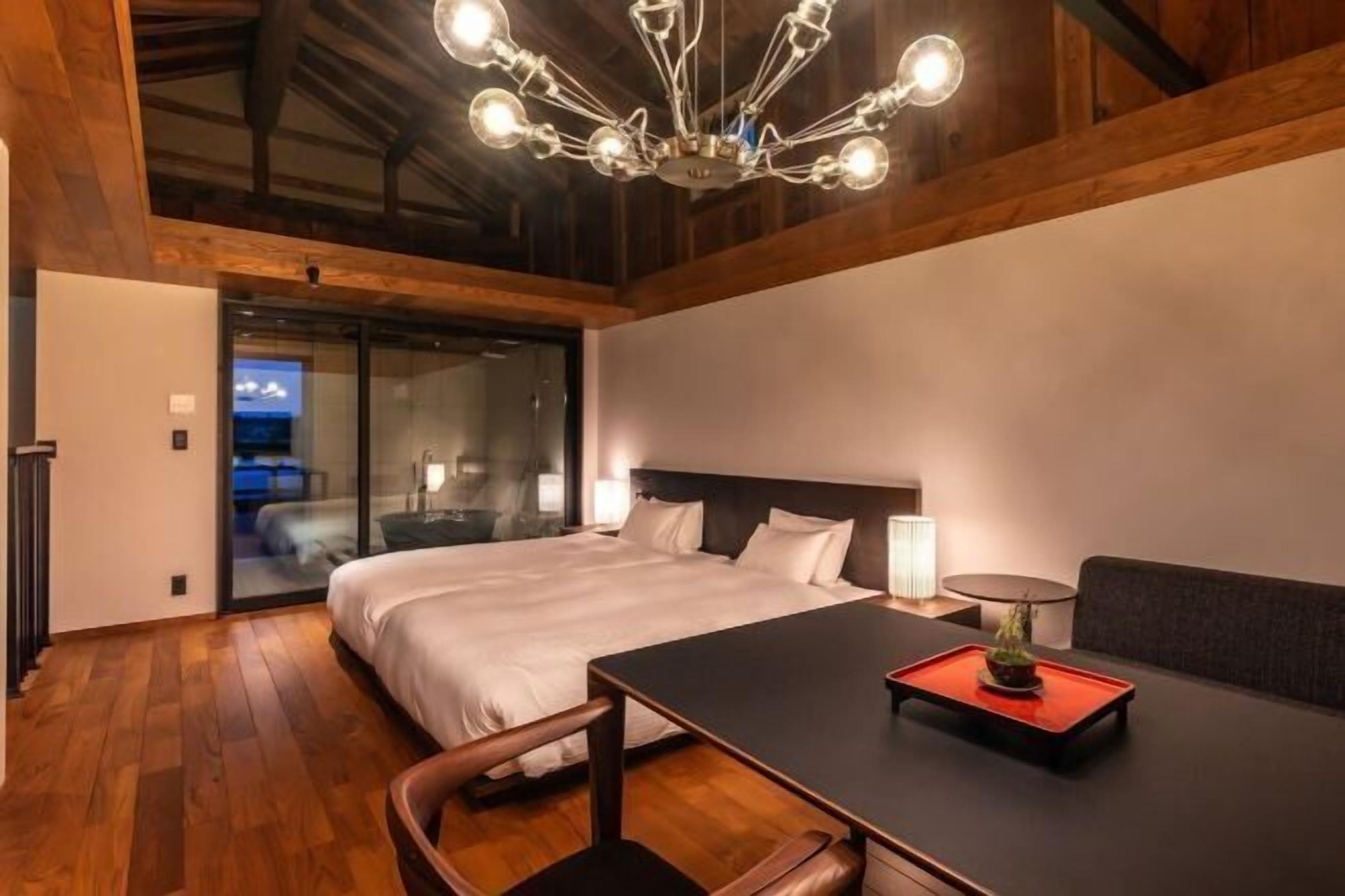 Free minibar, laptop workspace, free WiFi, bed sheets