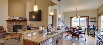 2 Mi to Hot Springs! Group Getaway in Bozeman