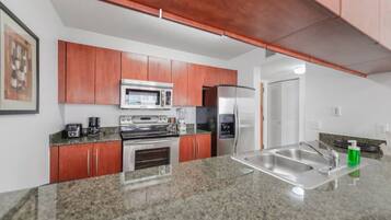 Coffee/tea maker, fridge, microwave, oven