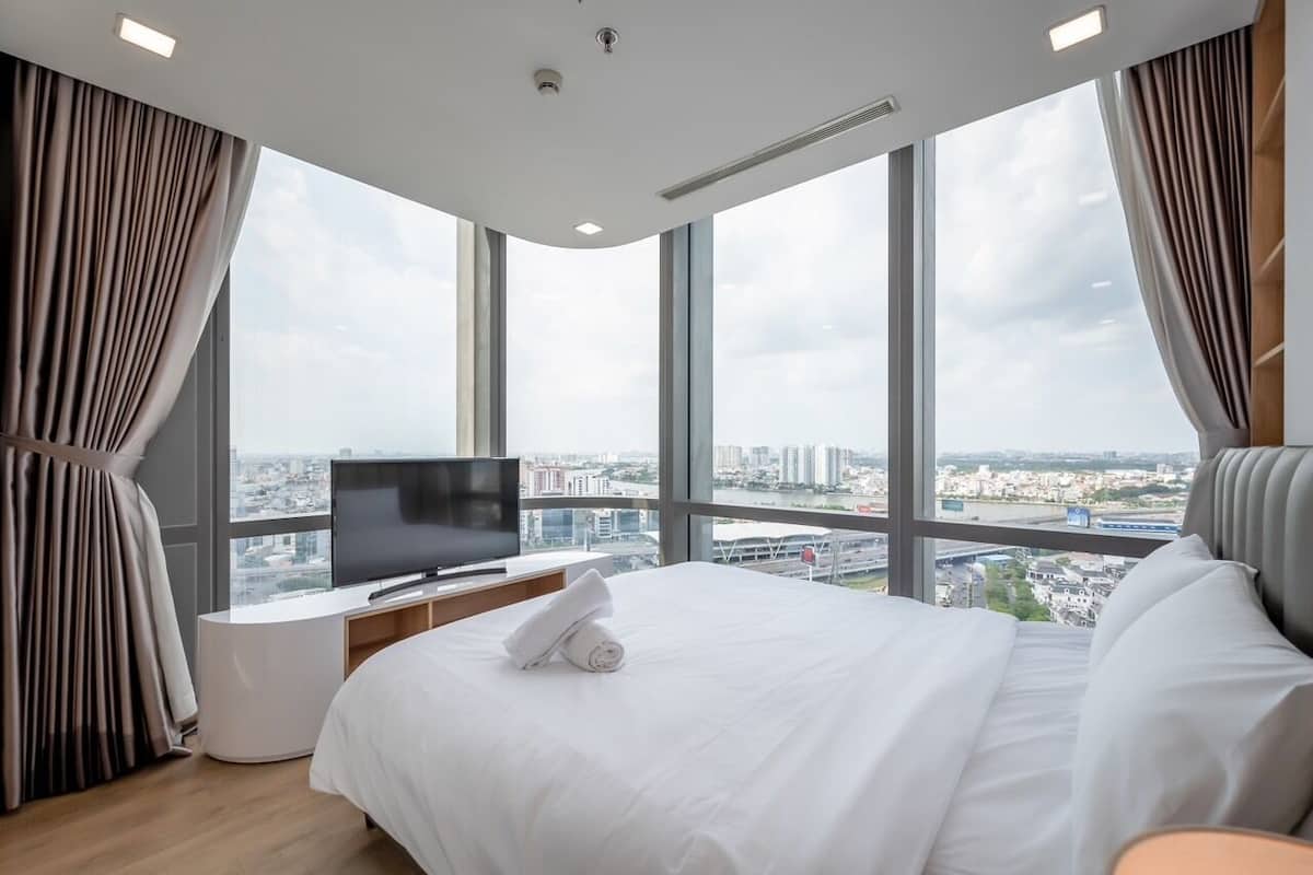Tabla de planchar con plancha, wifi gratis y ropa de cama