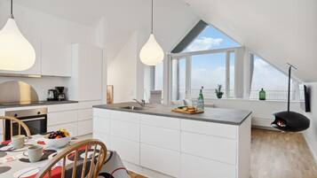Fridge, microwave, dishwasher, coffee/tea maker