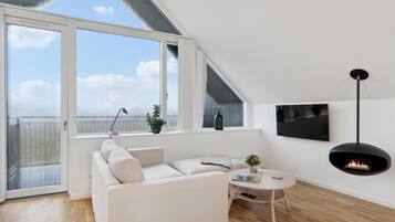 Smart TV, fireplace