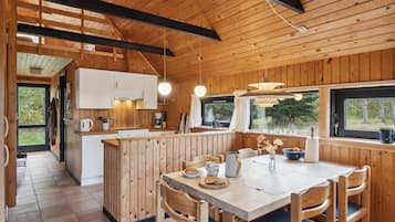 Køleskab, kogeplade, kaffe-/temaskine