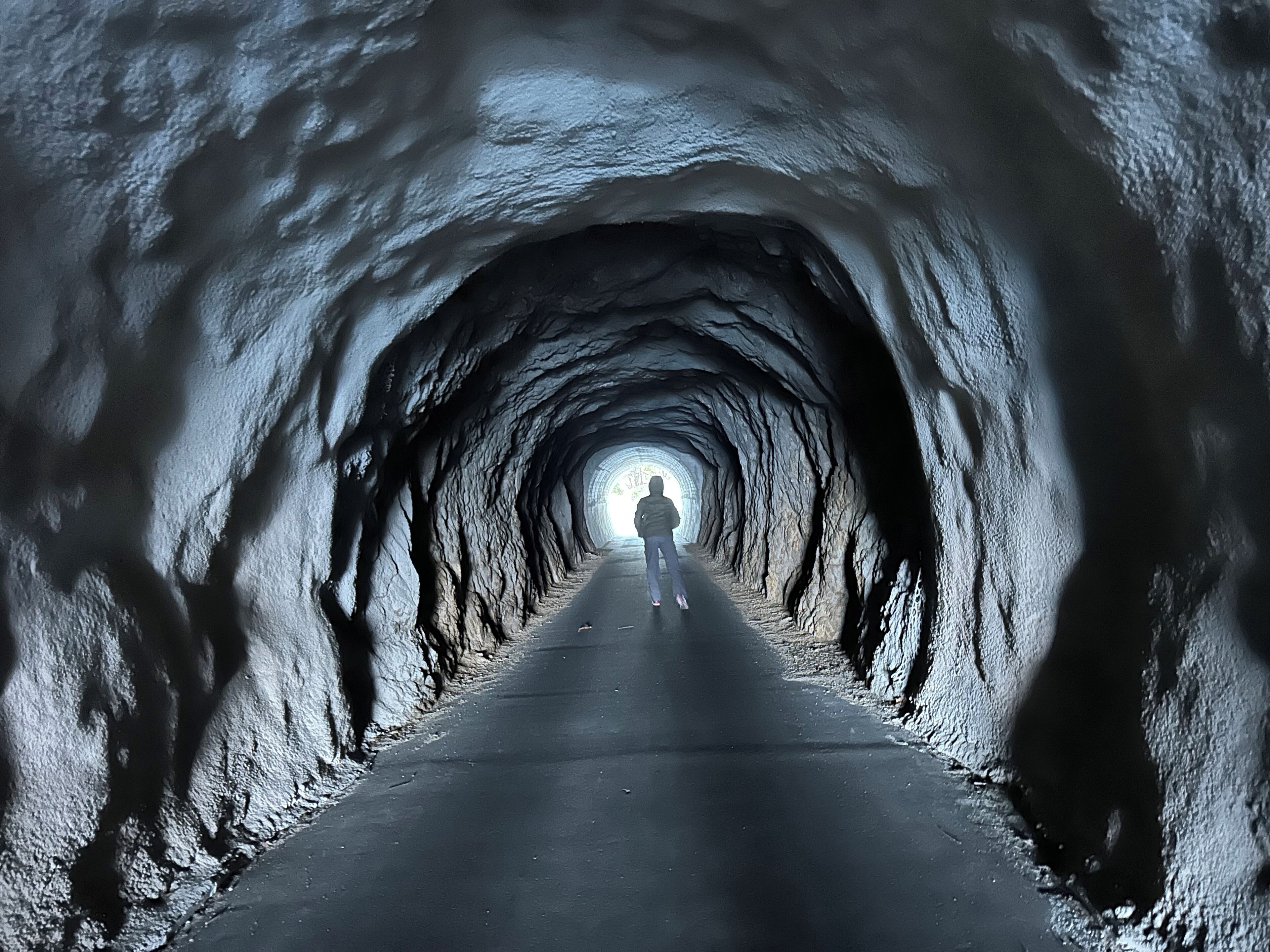 Een tunnel met een persoon aan het einde.
