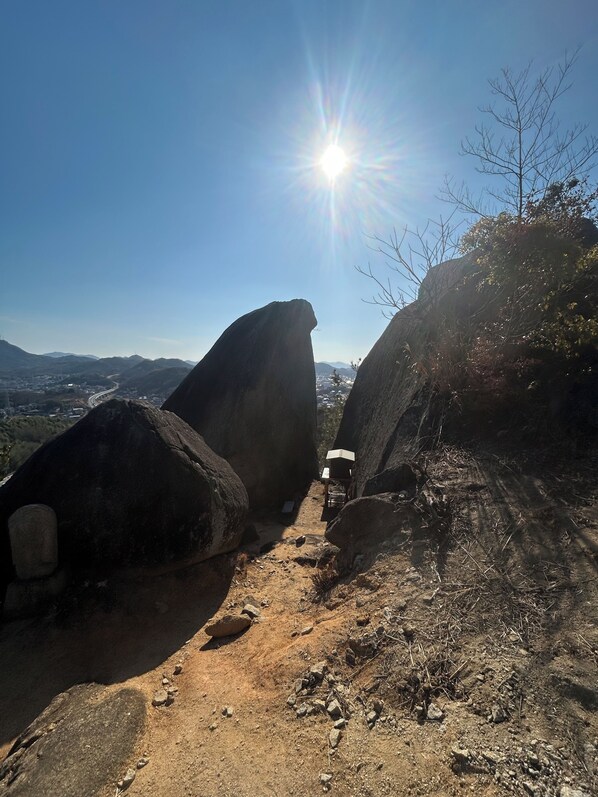 A rocky path with large boulders and a clear sky. - 10seconds From the Beautiful sea in Front. Enjoy Bbq, Cycling, Sup With Dogs (Onomichi)
