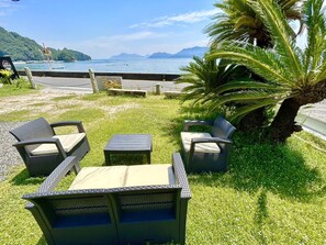 Property grounds - 10seconds From the Beautiful sea in Front. Enjoy Bbq, Cycling, Sup With Dogs (Onomichi)