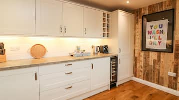 Dishwasher, cookware/dishes/utensils