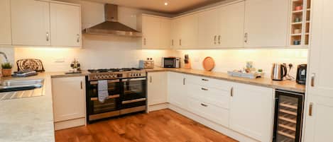 Dishwasher, cookware/dishes/utensils
