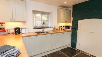 Een koelkast, een waterkoker, een broodrooster