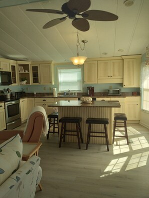 Private kitchen - 5 Minutes to Beach 5 minutes to 2 Pools! Newly Renovated 2 Bedroom 11/2 Bath (Jensen Beach)