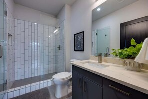Shower, hair dryer, towels, shampoo - Tune - Odyssey - Pool & Gym - Mins to Broadway! (Nashville)