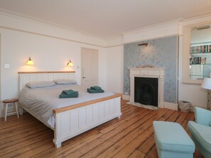 4 bedrooms, individually decorated, individually furnished, free WiFi - 49 Esplanade (Burnham-on-Sea)