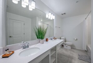 Shower, hair dryer, towels - Spacious, Beautiful 3-BR Condo, Prime Location (Kissimmee)