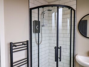 Cottage | Bathroom | Shower - Apt 10 @ Hunter's Quay (Bridlington)