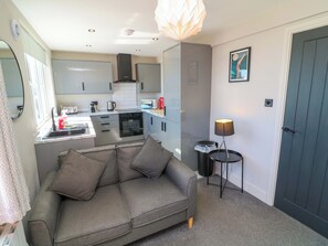 Cottage | Private kitchen | Fridge, dishwasher, electric kettle, toaster - Apt 9 @ Hunter's Quay (Bridlington)