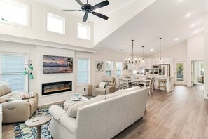 Smart TV, books - Saltwater Pool, Wonderful Island Retreat, 6 Seat Golf Cart Included (Oak Island)