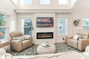 Smart TV, books - Saltwater Pool, Wonderful Island Retreat, 6 Seat Golf Cart Included (Oak Island)