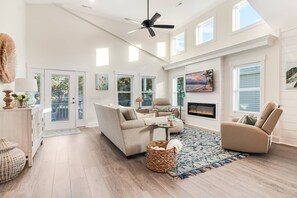 Smart TV, books - Saltwater Pool, Wonderful Island Retreat, 6 Seat Golf Cart Included (Oak Island)