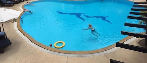 Piscina a l'aire lliure (horari: 09:00-22:00), para-sols i gandules
