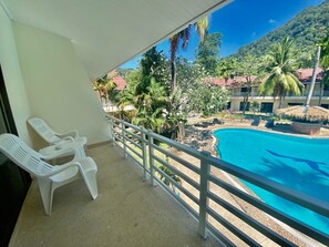 Luxury Room, 1 King Bed | Egyptian cotton sheets, premium bedding, down duvets, memory-foam beds - V Beach Resort (Patong)