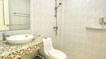 Habitación superior, 2 camas individuales | Baño | Regadera, regadera tipo lluvia, amenidades de baño gratuitas