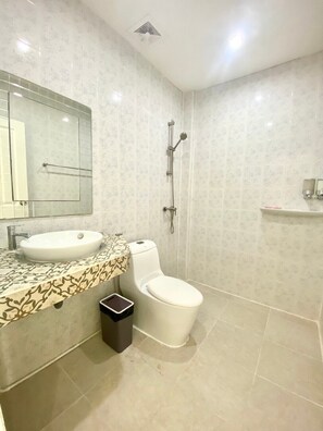 Superior kamer, 2 eenpersoonsbedden | Badkamer | Een douche, een regendouche, gratis toiletartikelen, een haardroger