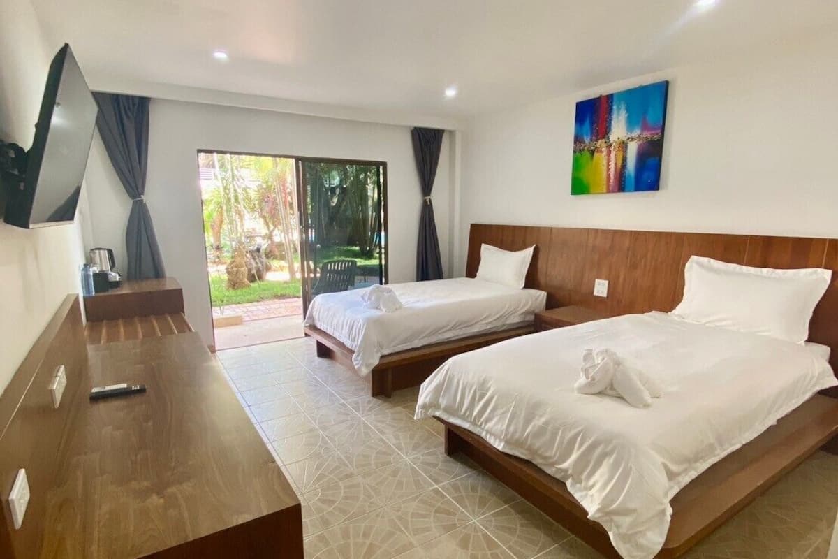 Deluxe kamer, 2 eenpersoonsbedden, niet-roken, uitzicht op zwembad | 1 slaapkamer, luxe beddengoed, bedden met traagschuimmatras