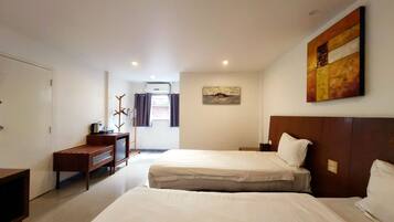 1 bedroom, Egyptian cotton sheets, premium bedding, down comforters