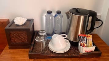 Deluxe-værelse - 1 kingsize-seng - ikke-ryger - udsigt til pool | 1 soveværelse, premium-sengetøj, senge med madrasser af memory foam