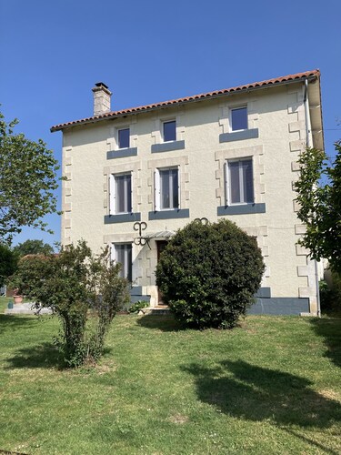 Newly reburbished 4 bedroom town house in Vienne.