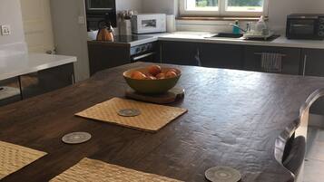 Een koelkast, een vaatwasser